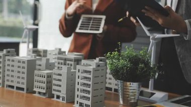 Emlakçı ev modelini gösteriyor.