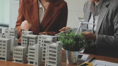 Emlakçı yeni evi tartışıyor ve emlak satın alma sözleşmesinin modeliyle tartışıyor. özellik geliştirme.