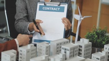 Ofiste çalışan iş adamları