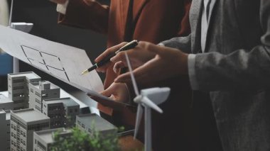 İşadamı ofisteki proje üzerinde çalışıyor..