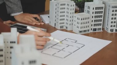 Model projesiyle çalışan mimar