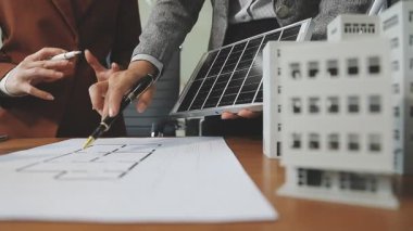 Ofiste proje üzerinde çalışan mühendis mimar.