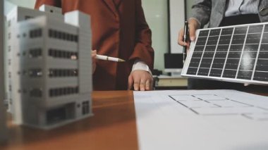 Ofisteki genç iş adamı..