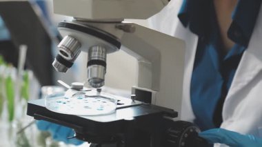 Laboratuvardaki bilim adamı. mikroskop.