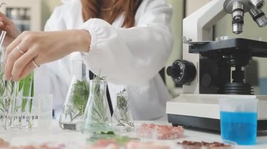 kadın bilim laboratuvar test tüpleri ile çalışma