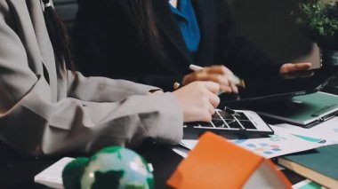 Ofiste dijital tablet ve yazı kullanan iş kadını