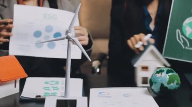 İş adamları modern ofiste toplanıyor.