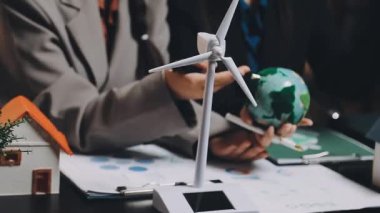 İş adamları dizüstü bilgisayardaki verileri tartışıyor ve analiz ediyorlar..