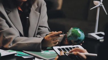 Kağıt modelli kadın