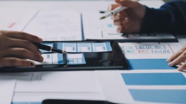 İşadamı bilgisayarlı ve tabletli verileri analiz ediyor.