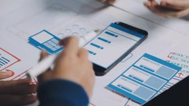 yakın plan - cep telefonu ve tablet kullanan işadamlarının sayısı