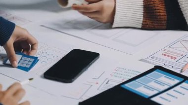 İş adamları beyin fırtınası yapıyor ve plan yapıyor.