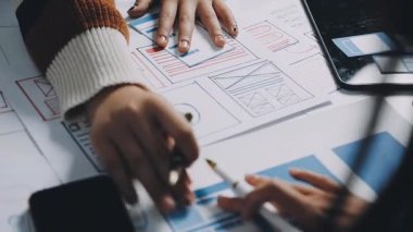 ofiste çalışan genç kadın mimar