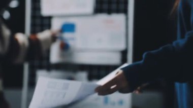 Modern ofisteki işadamlarının arka planlarında kopya alanı olan bulanık