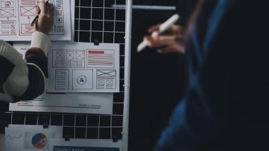 Ofiste çalışan iş kadını, masada dizüstü bilgisayarla.