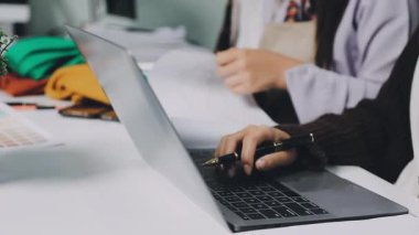 İşyerinde dizüstü bilgisayar kullanan kadın