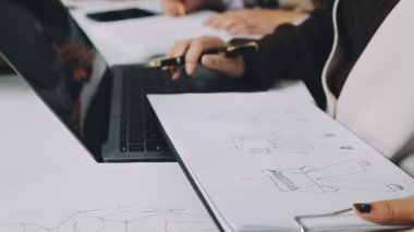 Projede çalışan genç bayan tasarımcı