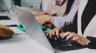 Genç bayan tasarımcı ofiste çalışıyor.