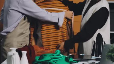 Moda stüdyosunda çalışan tasarımcı