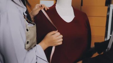 Dikiş makinesinde terzi ölçüm kıyafeti