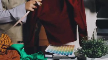 Stüdyoda makas tutan bir kadının ellerine yakın çekim.