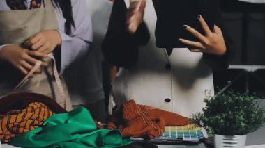 Tablet bilgisayarı ve kahve fincanı olan genç bir kadını kapat.