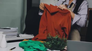 Moda tasarımcısı atölyede.