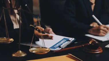 İşadamı avukat ofiste belgelerle çalışıyor..