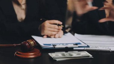 İşadamı avukat ofiste çalışıyor..