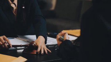 Karanlık bir ofiste çalışan genç bir kadın.