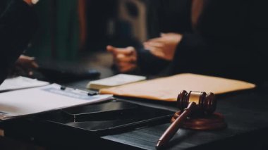 Ofiste çalışan avukat ya da avukat.