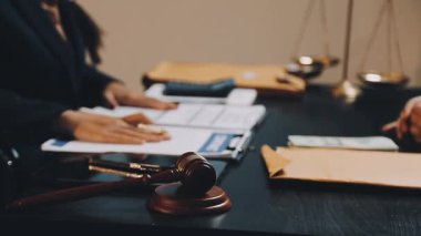 Avukat masada çalışıyor..