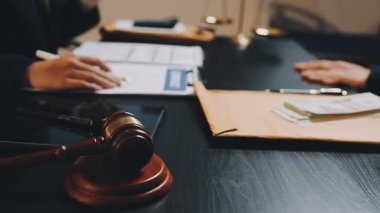 Yargıç tokmağı ve yasal belgeleri olan avukat avukatla birlikte ofiste masa başında çalışan avukat ya da avukat. Hukuk hizmetleri, adalet ve