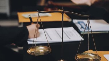 Hakim tokmak ve adalet terazileri hukuk hukuku ve avukatlık bürosu hakkında