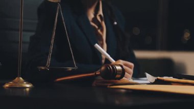 Yargıç Tokmak ve avukat. Hukuk kavramı