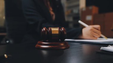 Avukatlık bürosunda hukuk kitabıyla çalışıyor.