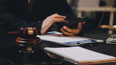 Modern ofisinde çalışan iş adamı