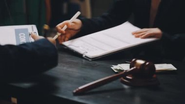 Avukat ya da yargıç büroda yasal belgelerle çalışıyor..