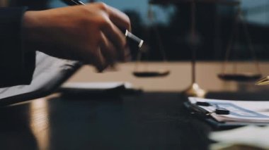 Ofiste dizüstü bilgisayarı olan bir iş adamı, masa başında çalışıyor.