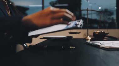 İşadamı ofisinde kontrat imzalıyor..