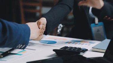 İş adamları el sıkışma, toplantı, mali toplantı, başarılı anlaşma ve başarı, iş adamları, tokalaşma