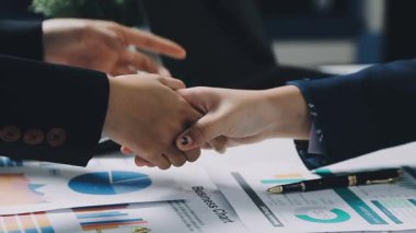 İş adamları el sıkışıyor, toplantıyı bitiriyor.