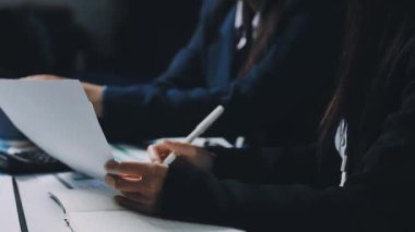 Finansal grafik ve dizüstü bilgisayarla iş ekibi toplantısı