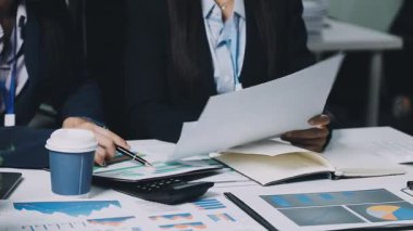 Modern ofiste bilgisayar üzerinde çalışan iş adamlarının bakış açısını kapat