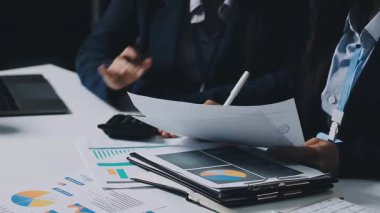 Belgeler ve mali grafiklerle çalışan işadamı