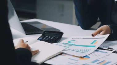 tartışırken iş adamları ve beyin fırtınası