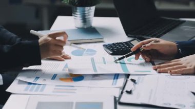 Modern ofiste masa başında çalışan genç bir iş kadını..