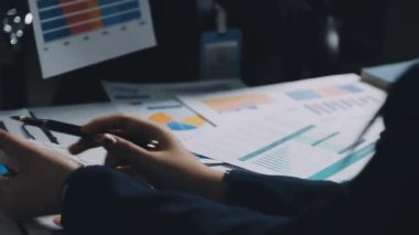 Modern ofisinde çalışan iş adamı