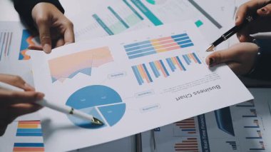 Ofis masasında mali raporla çalışan iş adamı.