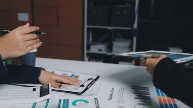 bir dizüstü bilgisayarda office ile çalışan iş takım.